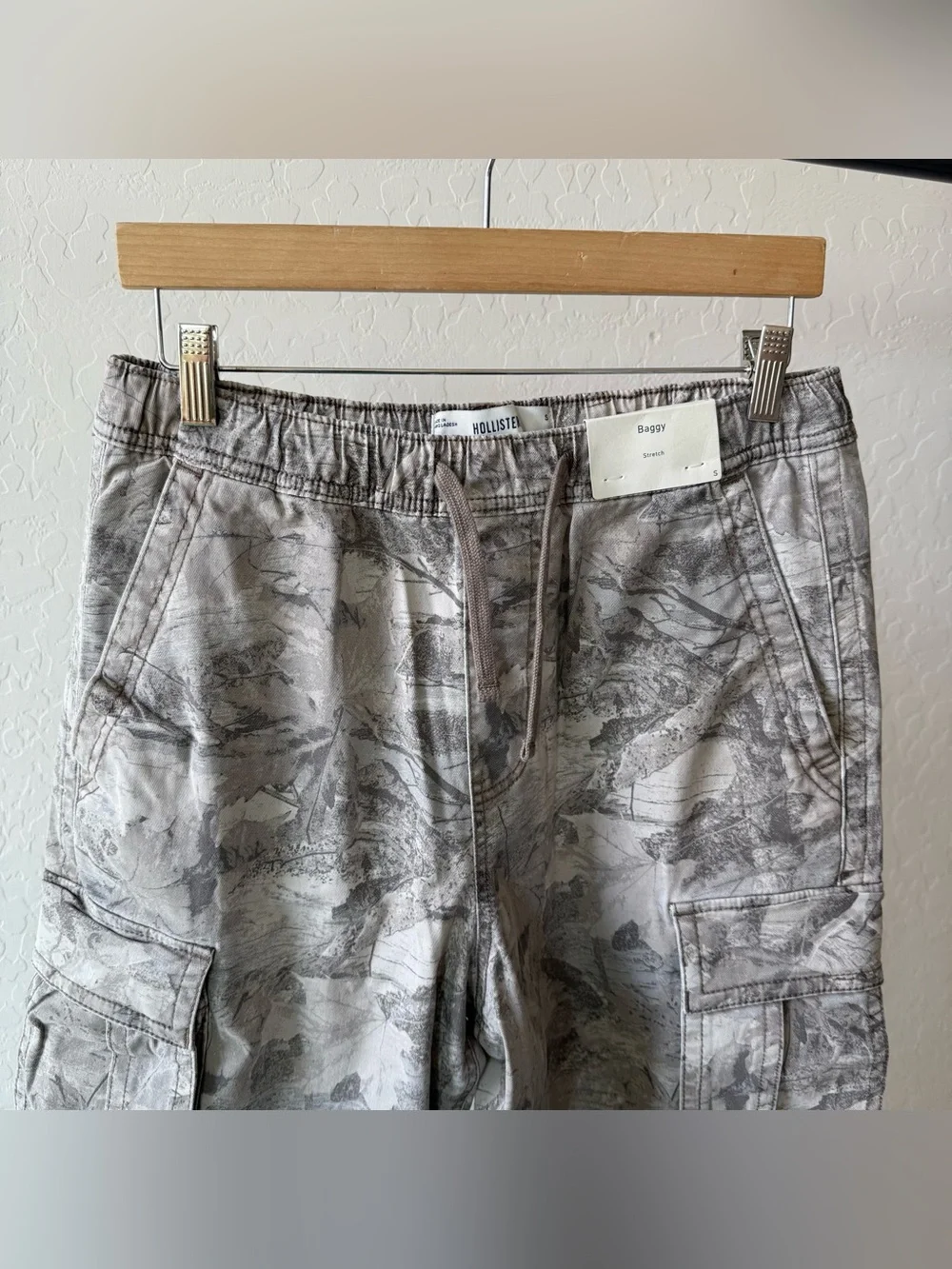Hollister Men's Super Baggy Camo Cargo Pants - Picture 4 of 9